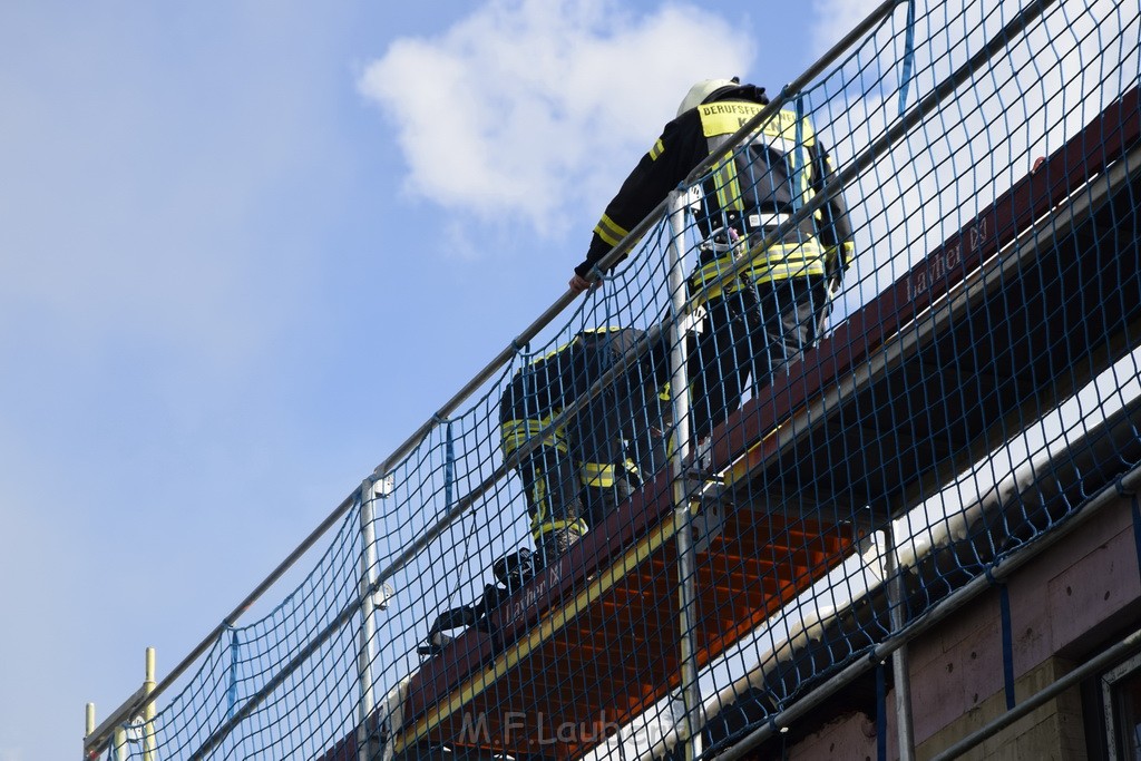 Dachstuhlbrand Koeln Poll Geislarerstr P466.JPG - Miklos Laubert